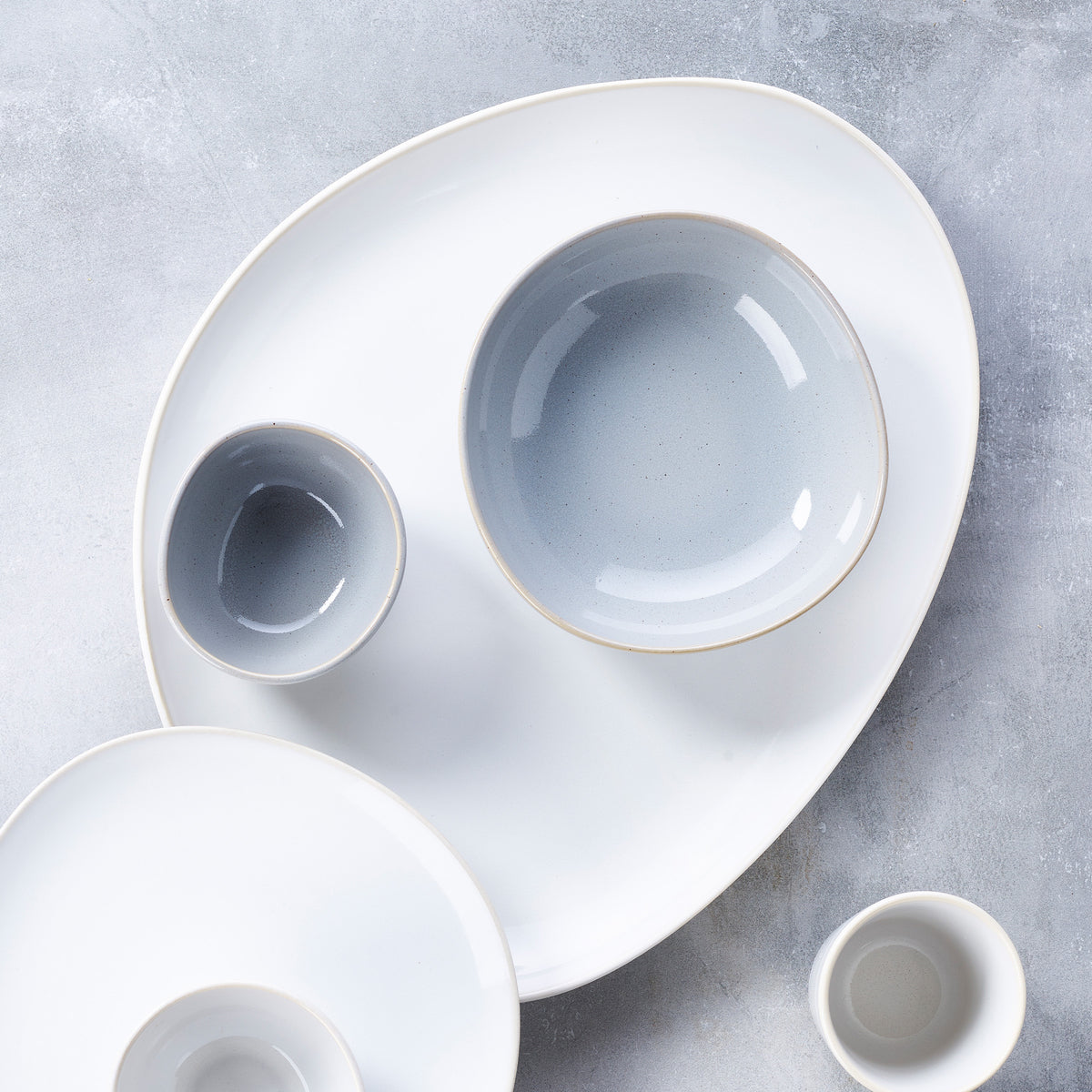 Keltum Glazed Stoneware 15" Serving Plate | White